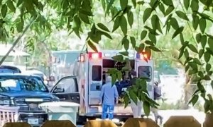 La imagen de una ambulancia en el lugar del tiroteo en el colegio de la localidad de Uvalde (Texas), tomada de un video de las redes sociales. REUTERS