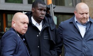 El defensor francés del West Ham United, Kurt Zouma (centro), tras comparecer ante el Thames Magistrates' Court en Londres el 24 de mayo de 2022.