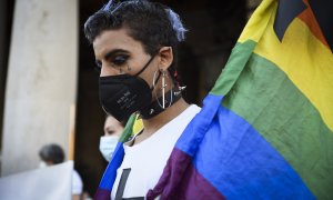 5/07/2022-Una persona manifestándose para condenar el asesinato de Samuel, el joven homosexual que murió tras una paliza en A Coruña, a 5 de julio de 2021, en Valencia