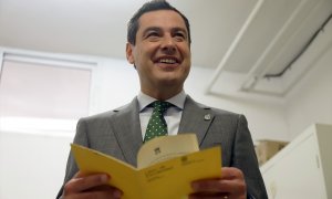 El presidente de la Junta de Andalucía, Juanma Moreno, realiza una visita institucional al CEIP Giner de los Ríos donde cursó sus estudios de Educación General Básica, EGB a 25 de mayo de 2022 en Málaga, Andalucía.