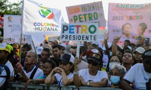 Simpatizantes del candidato presidencial colombiano Gustavo Petro de  durante un mitin de campaña.