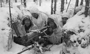 Soldados finlandeses con una ametralladora en la nieve durante la guerra de invierno contra la URSS.