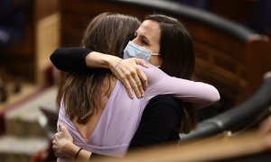 La ministra de Igualdad, Irene Montero (i), abraza a la ministra de Derechos Sociales y Agenda 2030, Ione Belarra, en una sesión plenaria, en el Congreso de los Diputados, a 26 de mayo de 2022, en Madrid