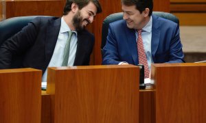 El presidente de la Junta de Castilla y León, Alfonso Fernández Mañueco (d), junto al vicepresidente, Juan García Gallardo (i), este martes durante la sesión plenaria celebrada en el parlamento regional.