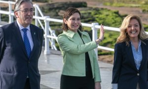 La presidenta madrileña, Isabel Díaz Ayuso, franqueada por la presidenta del PP de Asturias, Teresa Mallada, y el presidente del PP de Gijón, Pablo González Menéndez, el pasado 29 de abril.