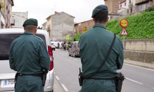 Dos agentes de la Guardia Civil vigilan en las inmediaciones del dispositivo para buscar a un joven desaparecido en julio de 2021, a 24 de mayo de 2022, en La Rioja.