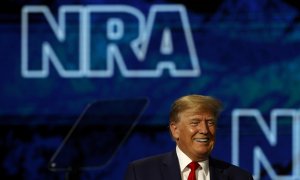 El expresidente estadounidense Donald Trump sonríe durante la convención de la Asociación Nacional del Rifle en el Centro de Convenciones George R Brown, en Houston, Texas,