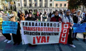Un grupo de trabajadores transfronterizos protestan con pancartas en la Plaza de los Reyes, a 15 de mayo de 2022, en Ceuta