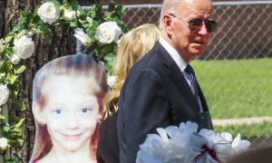 El presidente de los Estados Unidos, Joe Biden (der.), y la primera dama, Jill Biden, visitan el monumento a las víctimas en las afueras de la Escuela Primaria Robb en Uvalde, Texas, EE. UU., el 29 de mayo de 2022.