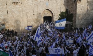 Los participantes llevan banderas israelíes durante la 'Marcha de la bandera' de derecha israelí junto a la puerta de Damasco de la Ciudad Vieja de Jerusalén, Jerusalén, el 29 de mayo de 2022.