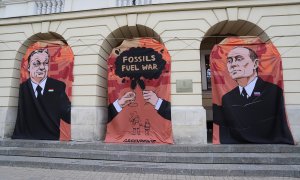 Varsovia (Polonia), 25/05/2022.- Pancartas que muestran al primer ministro húngaro, Viktor Orban (L), al presidente ruso, Vladimir Putin (R), y al lema 'Guerra de combustibles fósiles' durante una protesta de Greenpeace exigiendo un boicot al petróleo rus