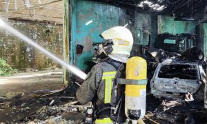 Calcinados una nave de la antigua trefilería de Ramales y vehículos tras un incendio