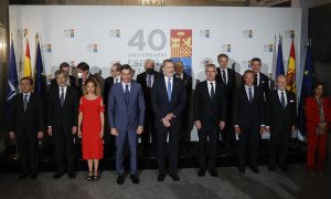 El secretario general de la OTAN, Jens Stoltenberg (c-d) posa junto con el presidente del Gobierno, Pedro Sánchez (c-i), el rey Felipe VI (c) y otras autoridades este lunes en Madrid a su llegada al acto de conmemoración por el 40 aniversario del ingreso