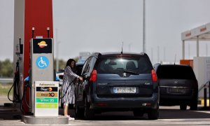 Una mujer repostando en una gasolinera, a 12 de mayo de 2022, en Madrid.