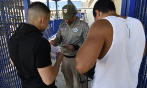 Un vigilante de seguridad pide documentación a dos personas que pasan a España desde Marruecos en Ceuta, a 17 de mayo de 2022, en Ceuta (España).