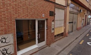 Portal de la vivienda donde se ha producido la agresión mortal a una mujer en Zaragoza.