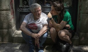 Teresa Sarmiento, de 72 años, en el portal de su edificio, en la calle Argumosa, 11 de Lavapiés, en Madrid, este martes, después de conocer que su desahucio se ha aplazado hasta el 1 de julio de 2022.