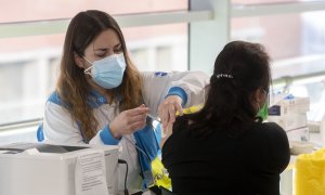 31/05/2022. Una mujer recibe la tercera dosis de la vacuna contra la covid 19, en el WiZink Center, a 20 de enero de 2022.