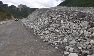 31/05/2022. Imagen de las gravas extraídas del cauce del río durante las obras y que siguen junto a él casi dos años después de haber finalizado, a septiembre de 2022.