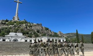 Una compañía del Ejército acude a la franquista Cruz de los Caídos para que bendigan su banderín