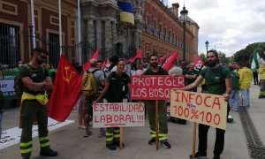 01/06/2022 Bomberos forestales piden "estabilidad laboral" y "proteger los bosques", a 1 de junio de 2022, en Sevilla.