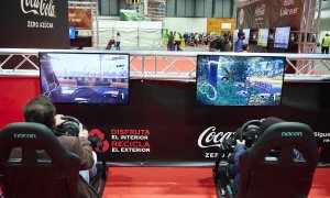 01/06/2022. Un hombre y un niño juegan a un videojuego en la 10ª edición de Juvenalia, en Ifema Madrid, a 4 de diciembre de 2021, en Madrid.