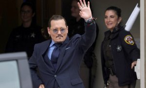 El actor Johnny Depp hace un gesto al salir del juzgado de circuito del condado de Fairfax