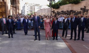 El rey Felipe VI junto a Isabel Díaz Ayuso y José Luis Martínez-Almeida a la entrada de la plaza de toros de Las Ventas (Madrid), este 1 de junio de 2022.