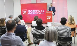 Felipe Sicilia, portavoz de la dirección del PSOE, presenta la página web de la campaña "Gobernar para transformar" en la sede de Ferraz.