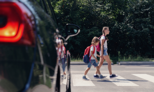 Niños cruzando la calle (Archivo).