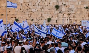 Los manifestantes se reúnen con banderas israelíes en el Muro Occidental en la ciudad vieja de Jerusalén el 29 de mayo de 2022, durante la 'marcha de banderas' israelí para conmemorar el "Día de Jerusalén".