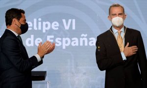 El presidente de la Junta de Andalucía, Juanma Moreno Bonilla, junto al rey Felipe VI en una imagen del pasado año 2021.