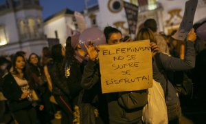 Una mujer con una pancarta durante el 8-M de 2019, en Sevilla. E.P./María José López