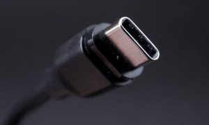 Un cargador de tipo USB-C, que se establecerá como único cargador universal en pequeños dispositivos electrónicos a partir de 2024