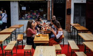 07/06/2022 Varios jóvenes beben cerveza y comen algo, en la terraza de un bar, durante la Feria Medieval de El Álamo, a 30 de abril de 2022, en El Álamo, Madrid.