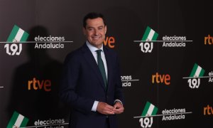 El candidato por el PP, Juanma Moreno, en el Photocall previo al debate en RTVE.