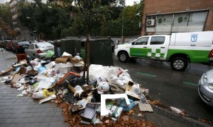 Basura acumulada en unos contenedores de Madrid en una foto de archivo. EFE