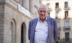 Ernest Maragall fotografiat a la plaça Sant Jaume davant l'Ajuntament de Barcelona.