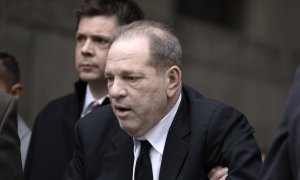 El productor estadounidense Harvey Weinstein llega a la corte para iniciar un juicio por acusaciones de violación y agresión sexual