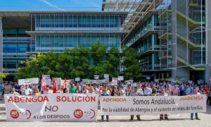 Los trabajadores de Abengoa, durante la concentración en la sede Palmas Altas de Sevilla para reivindicar a la Sociedad Estatal de Participación Industrial (SEPI) que culmine el proceso de refinanciación de la compañía. E.P./Eduardo Briones