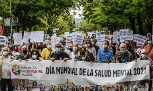 Cabecera de una marcha con motivo del Día Mundial de la Salud Mental, a 10 de octubre de 2021, en Madrid (España).