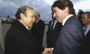 El presidente de Argelia, Abdelaziz Bouteflika, recibe al presidente del Gobierno español, José María Aznar (derecha), a la llegada de Aznar al aeropuerto de Argel el 26 de noviembre de 2003