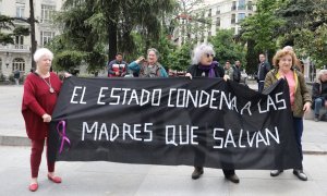 Varias mujeres con una pancarta que reza 'El estado condena a las madres que salvan' en una manifestación para apoyar a María Salmerón, en la Plaza de Cibeles, a 4 de mayo de 2022, en Madrid.