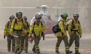 09/06/2022-Bomberos que han estado trabajando toda la noche en el incendio forestal del Pujerra, llegan en helicóptero al puesto de mando a 09 de junio en Pujerra (Málaga, Andalucía)