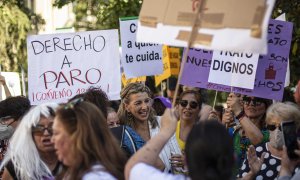 La vicepresidenta segunda del Gobierno y ministra de Trabajo, Yolanda Díaz, celebra junto a las trabajadoras del hogar la ratificación del convenio 189 de la OIT por el Congreso de los Diputados esta jueves.