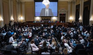 Se muestra en una pantalla un video del expresidente Donald Trump hablando, mientras el Comité Selecto de la Cámara que investiga el ataque del 6 de enero al Capitolio de EEUU