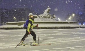 09/01/2021-Una persona avanza con esquíes junto a la fuente de Cibeles, cubierta de nieve por la borrasca Filomena, en Madrid (España) a 9 de enero de 2021