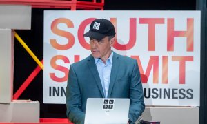 El presidente del Gobierno, Pedro Sánchez con una gorra de 'CODE', una organización no gubernamental estadounidense, durante la clausura del South Summit 2022