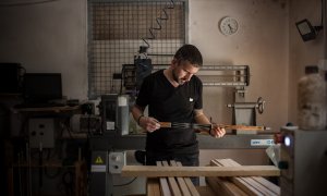 Esteve Mata en su taller de Centelles (Osona), donde desde 2014 elabora tacos de billar.