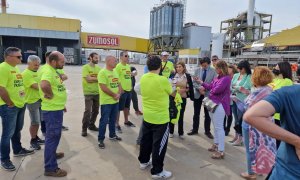 Reunión de trabajadores en la fábrica de Zumosol.